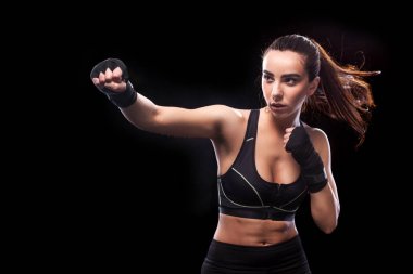 Kadın boksör mücadele. Siyah arka plan üzerine izole. Kopya alanı.