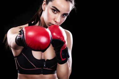 Sporcu muay Taylandlı boksör mücadele. Siyah arka plan üzerine izole. Kopya alanı.