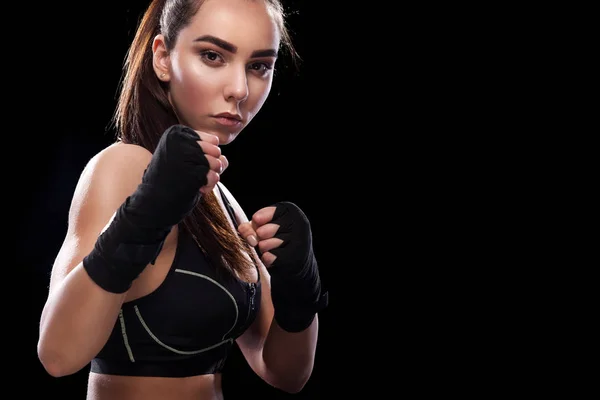 Mulher pugilista. Isolado em fundo preto. Espaço de cópia . — Fotografia de Stock