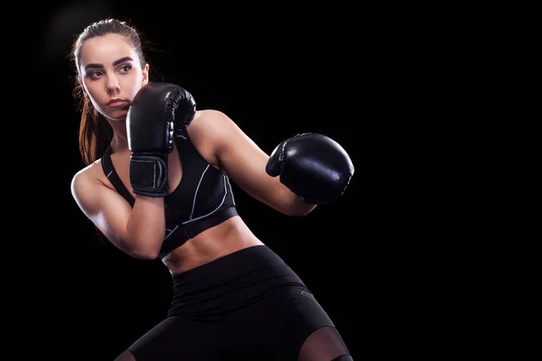 Deportista muay thai boxeador luchando. Aislado sobre fondo negro. Copiar espacio . — Foto de Stock