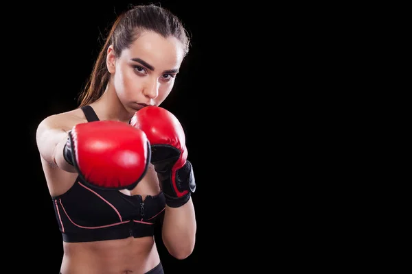 Deportista muay thai boxeador luchando. Aislado sobre fondo negro. Copiar espacio . — Foto de Stock