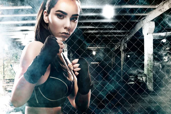 残酷的战斗机拳击手女人关闭。体育概念. — 图库照片