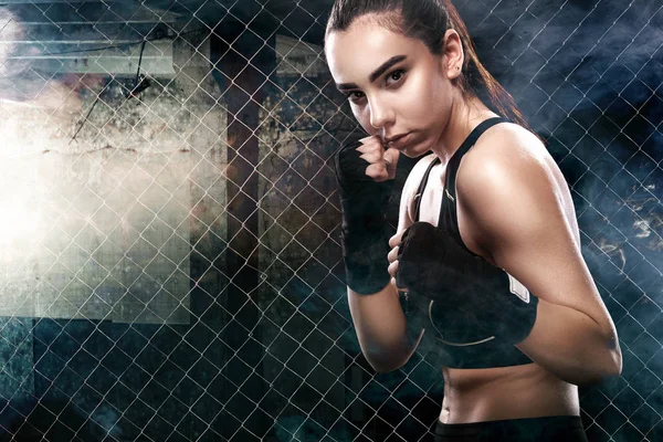 Жорстокий винищувач боксер жінка крупним планом. Концепція спорт. — стокове фото