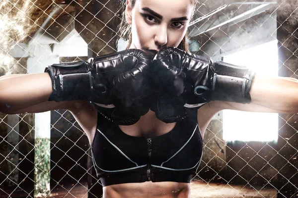 Mulher pugilista lutadora brutal de perto. Conceito de desporto . — Fotografia de Stock