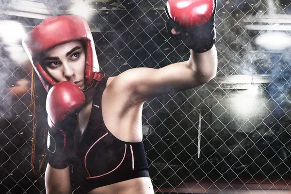 Mulher pugilista lutadora brutal de perto. Conceito de desporto . — Fotografia de Stock