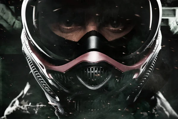 Soldado de paintball enmascarado fuertemente armado sobre fondo post apocalíptico. Concepto ad . — Foto de Stock