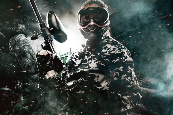 Soldado de paintball enmascarado fuertemente armado sobre fondo post apocalíptico. Concepto ad . — Foto de Stock