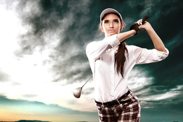 Mulher golfista bater a bola no fundo do céu. Espaço para cópia. Conceito de anúncio . — Fotografia de Stock