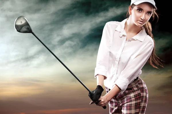 Woman golfer hitting the ball on the sky background. Copy space. Ad concept. — Stock Photo, Image