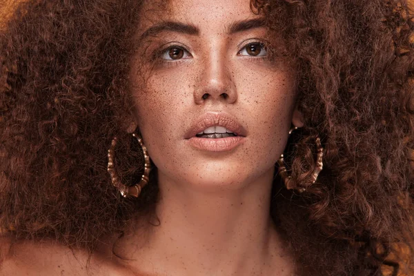 Närbild, porträtt av flicka med afro frisyr. Studio skott. — Stockfoto