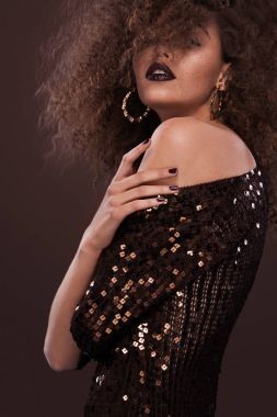 Afro saç modeli ile kız Güzellik Portresi. Kahverengi zemin üzerinde poz kız. Stüdyo vurdu.