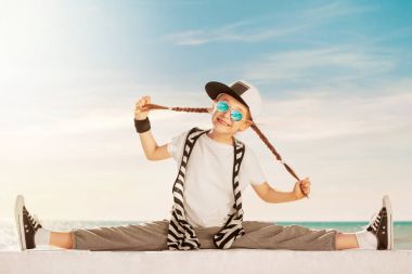 Yaz arka plan üzerinde uzanan moda çocuk ins güneş gözlüğü.