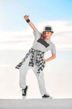 Gökyüzü arka plan üzerinde dans moda çocuk.