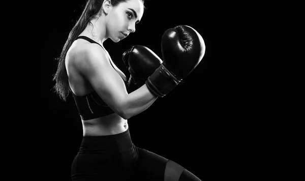 Boxeadora peleando en una jaula de boxeo. Aislado sobre fondo negro. Copiar espacio. Foto en blanco y negro . — Foto de Stock