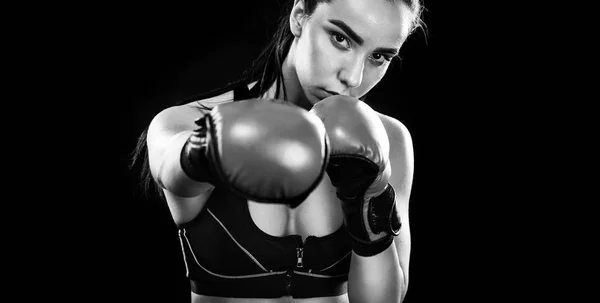 Mulher pugilista a lutar numa jaula de boxe. Isolado em fundo preto. Espaço Copiar. Foto em preto e branco . — Fotografia de Stock