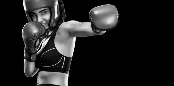 Mulher pugilista a lutar numa jaula de boxe. Isolado em fundo preto. Espaço Copiar. Foto em preto e branco . — Fotografia de Stock