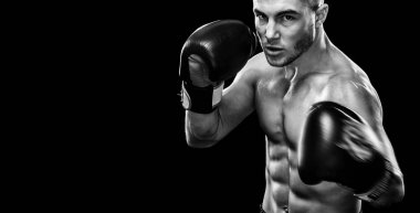 Sporcu muay Taylandlı boksör boks kafes dövüş. Kopyalama alanı siyah zemin üzerine izole. Siyah ve beyaz fotoğraf. Spor kavramı.