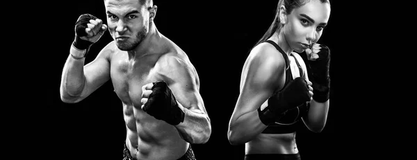 Deux boxeurs sportifs sur fond noir. Espace de copie. Concept sportif . — Photo