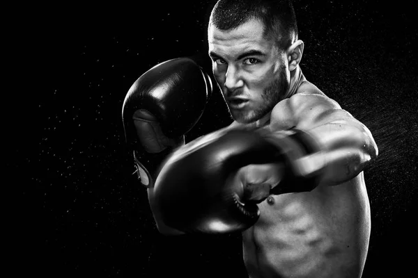 Sportsman Muay Thai Boxer a lutar numa jaula de boxe. Isolado em fundo preto com espaço de cópia. Foto em preto e branco. Conceito de desporto . — Fotografia de Stock