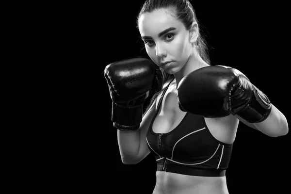 Mulher pugilista a lutar numa jaula de boxe. Isolado em fundo preto. Espaço Copiar. Foto em preto e branco. Conceito de desporto . — Fotografia de Stock