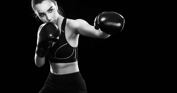 Vrouw bokser gevechten in boksen kooi. Geïsoleerd op zwarte achtergrond. Kopieer ruimte. Zwart-wit foto. Sport concept. — Stockfoto