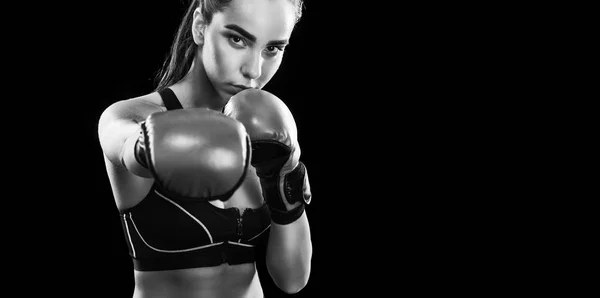 Γυναίκα μπόξερ αγωνίζονται στο κλουβί πυγμαχία. Απομονωμένη σε μαύρο φόντο. Αντιγράψτε το χώρο. Μαύρο και άσπρο φωτογραφία. Η έννοια άθλημα. — Φωτογραφία Αρχείου