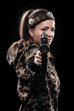 Siyah arka plan üzerine izole ağır silahlı maskeli asker. Spor Oyunları Top ve lazer etiketi boya.