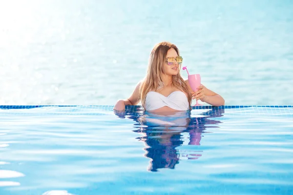 Frau im Bikini am Pool — Stockfoto
