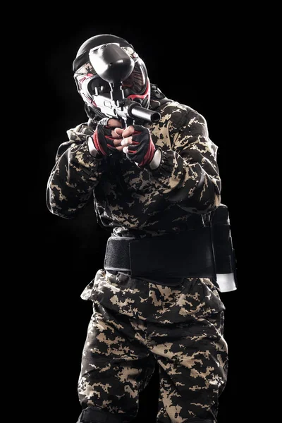 Тяжело вооруженный солдат в маске изолирован на черном фоне. Игры в пейнтбол и лазертаг . — стоковое фото