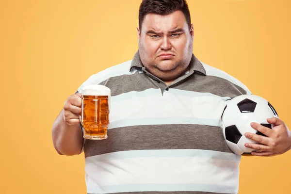 足球乐趣 — — 伤心和胖男人在慕尼黑啤酒节，啤酒和足球球以黄色背景. — 图库照片