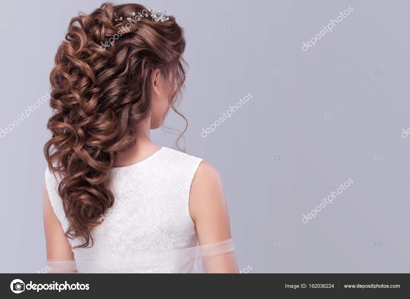 ファッション結婚式髪型 灰色の背景に美しい花嫁若いゴージャスな