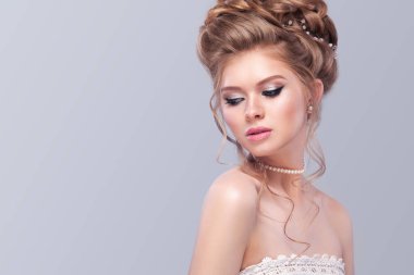 Güzel gelin - gri arka plan üzerinde Moda düğün saç modeli ile. Portre genç muhteşem gelin portresi. Düğün. Stüdyo kopya alanı ile vurdu.