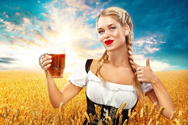 Jonge sexy Oktoberfest serveerster, het dragen van een traditionele Beierse kleding, serveren van grote bierpullen op blauwe achtergrond. — Stockfoto
