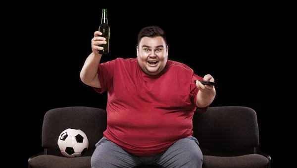 足球乐趣 — — 快乐和胖人看电视，在黑色的背景上以啤酒和足球球. — 图库照片