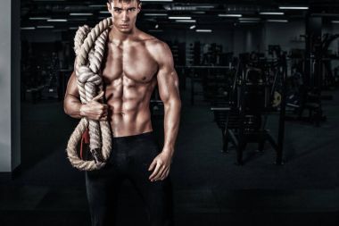 Savaş ip savaş ipleri egzersiz fitness salonunda erkeklerle. CrossFit.