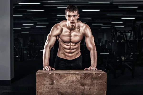 Bonito homem musculoso treino no ginásio crossfit — Fotografia de Stock