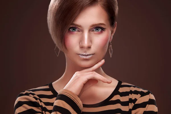 Vacker ung kvinna med ren frisk hud rör eget ansikte. Ansiktsbehandling. Kosmetologi, skönhet och spa. Isolerad på brun bakgrund. — Stockfoto