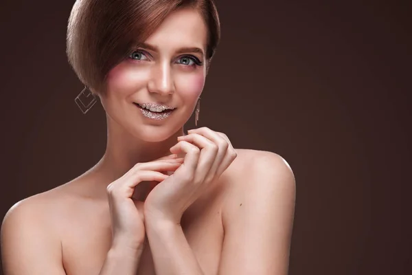 Mulher bonita com Clean Fresh Skin toque próprio rosto. Tratamento facial. Cosmetologia, beleza e spa. Isolado em fundo marrom . — Fotografia de Stock