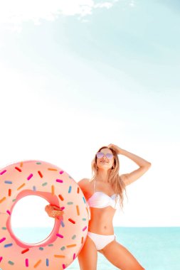 Yaz tatili. Güneş kadın beyaz bikini ile çörek yatak Okyanusu yakınlarındaki zevk.