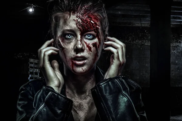 Yakın çekim yaralar olan korkunç zombi kadın portresi. Korku. Cadılar Bayramı poster.
