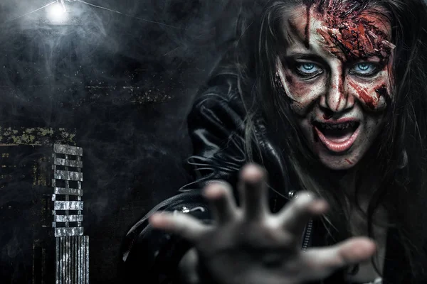 Närbild porträtt av hemsk zombie kvinna med sår. Fasa. Halloween affisch. — Stockfoto