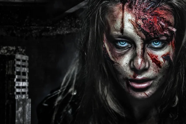 Nahaufnahme Porträt einer schrecklichen Zombie-Frau mit Wunden. Horror. Halloween-Plakat. — Stockfoto