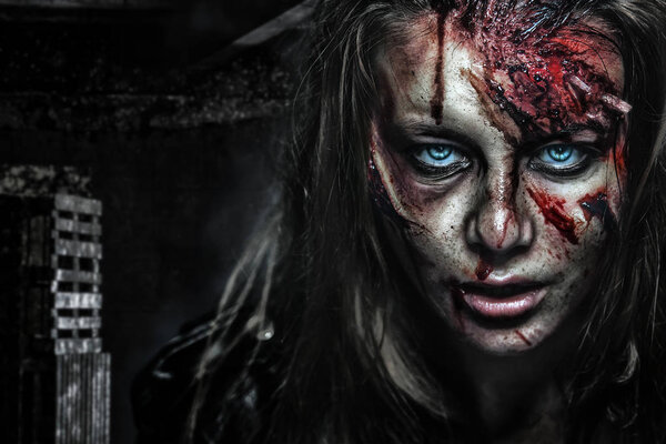 Крупным планом портрет ужасной зомби-женщины с ранами. Ужас. Плакат на Хэллоуин
.