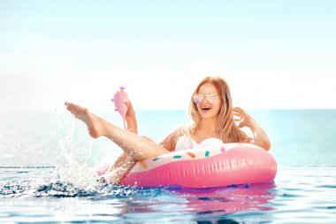 Yaz tatili. Bikini Spa yüzme havuzunda şişme çörek şişme kadın.