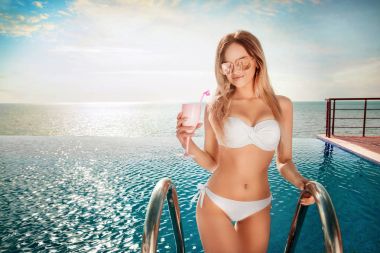 Yaz tatili. Bikini kokteyl ile Spa yüzme havuzunda şişme şişme kadın.