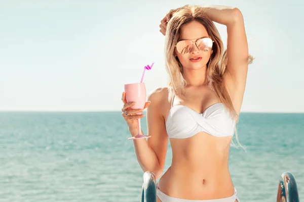 Vacaciones de verano. Mujer en bikini en el colchón inflable en la piscina SPA con cóctel . — Foto de Stock