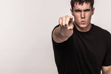 Siyah t-shirt Moda yakışıklı adam portresi. Açık renkli kopya alanı ile