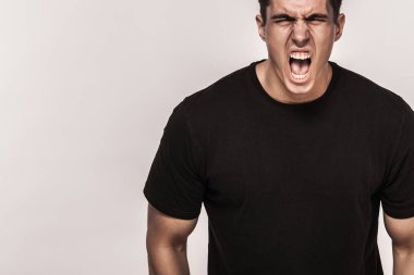 Siyah t-shirt Moda yakışıklı adam portresi. Açık renkli kopya alanı ile