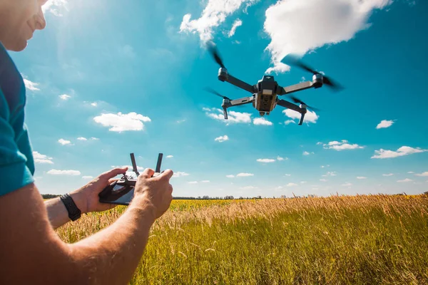 Helikopter gösteri. Uçak uçan ile genç hipster adam.