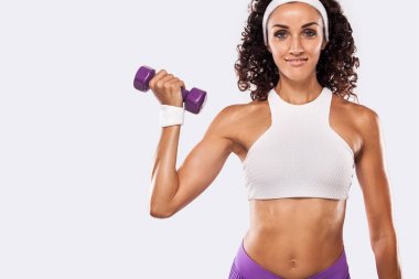 Kalmak beyaz arka plan dumbbell egzersiz ile sportif güzel kadın uygun